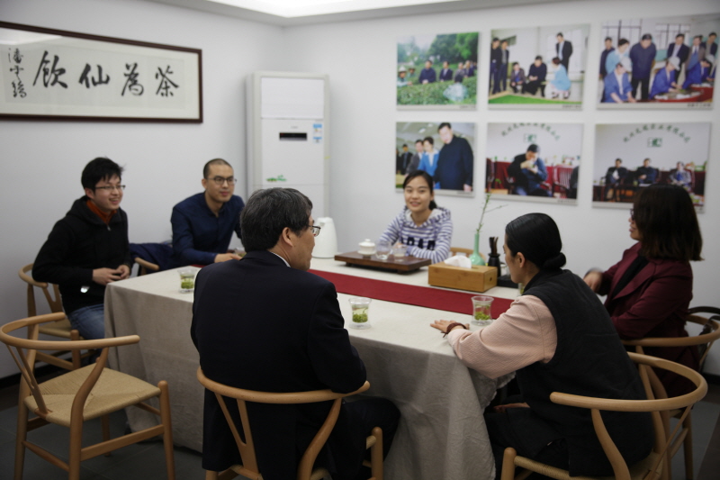 테이블에서 담소를 나누는 관계자들 모습
