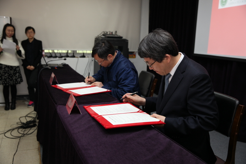협약서에 서명하는 양 기관장