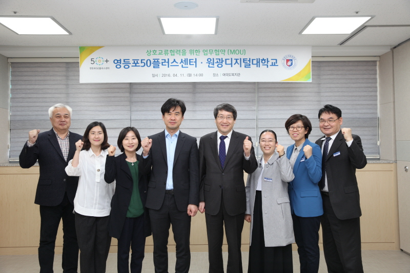 참석자들 단체 사진 기념 촬영