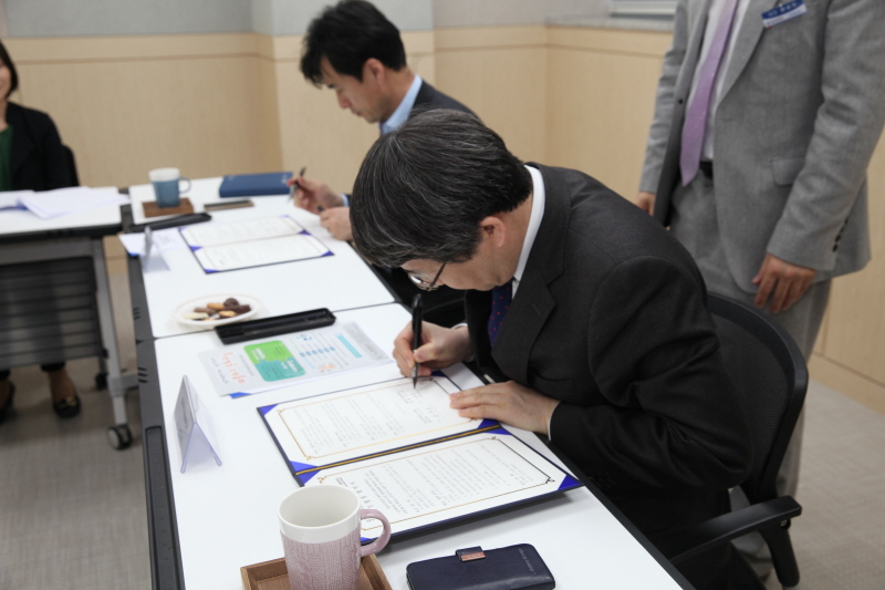 협약서에 서명하는 양 기관장 모습