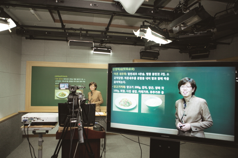 강의를 촬영하고 있는 모습