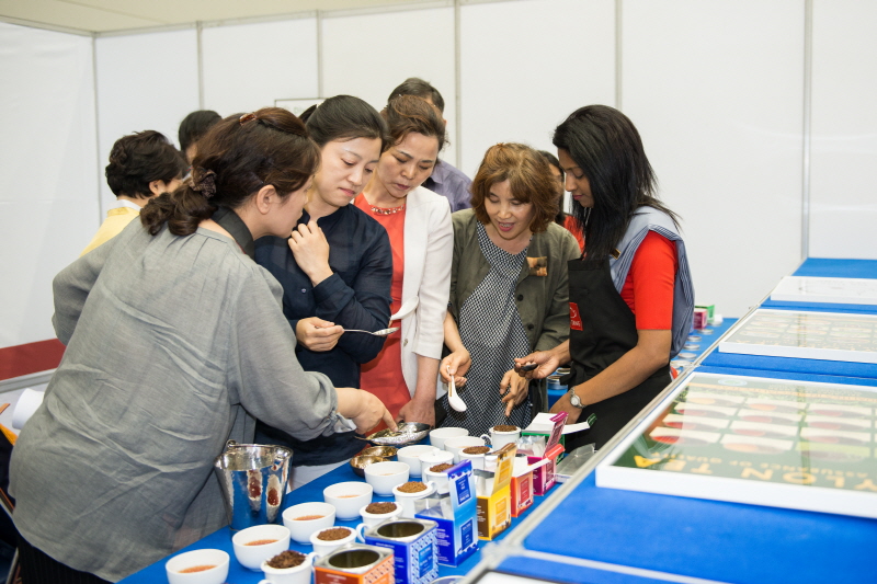 스리랑카 현지인들이 티테이스팅 하는 모습