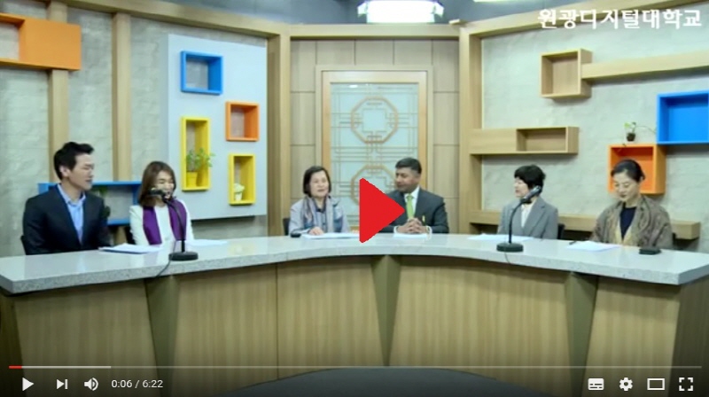 대담 진행하는 모습