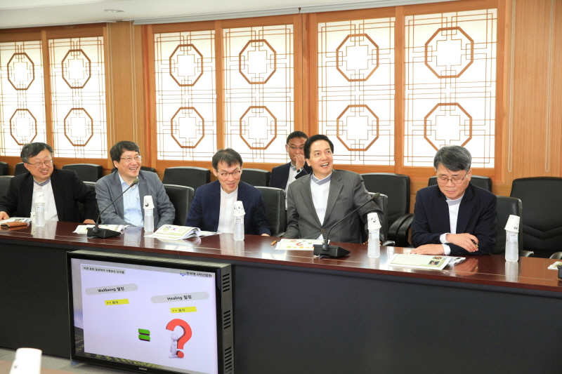 토론하는 참석자 모습