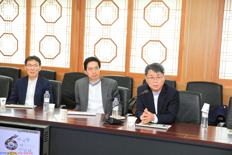 질문하는 신명국 이사장