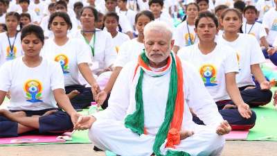 가부좌 자세로 앉아있는 사람들 모습