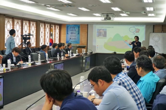 특강 진행하는 박 교수