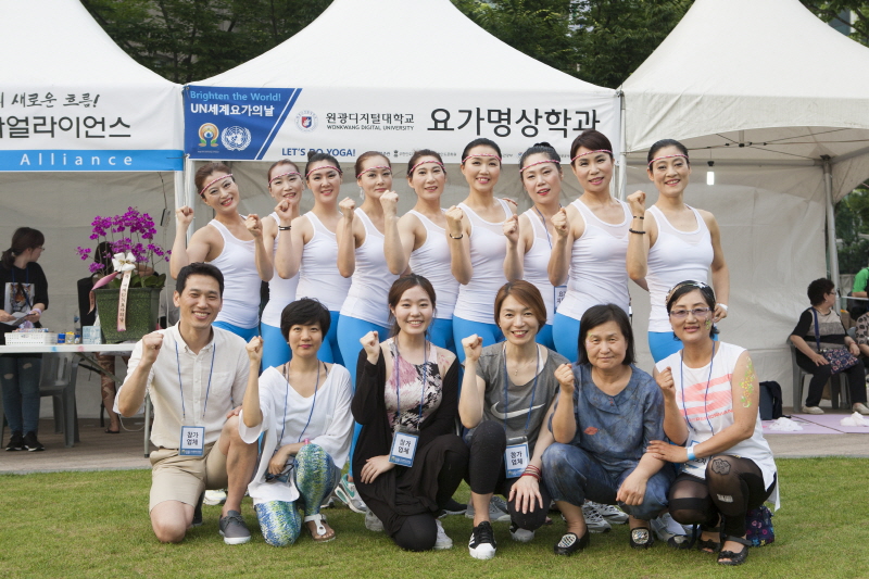 행사에 참가한 요가명상학과 학생들