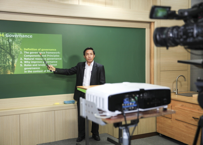 강의 촬영하는 라오스대학 교수