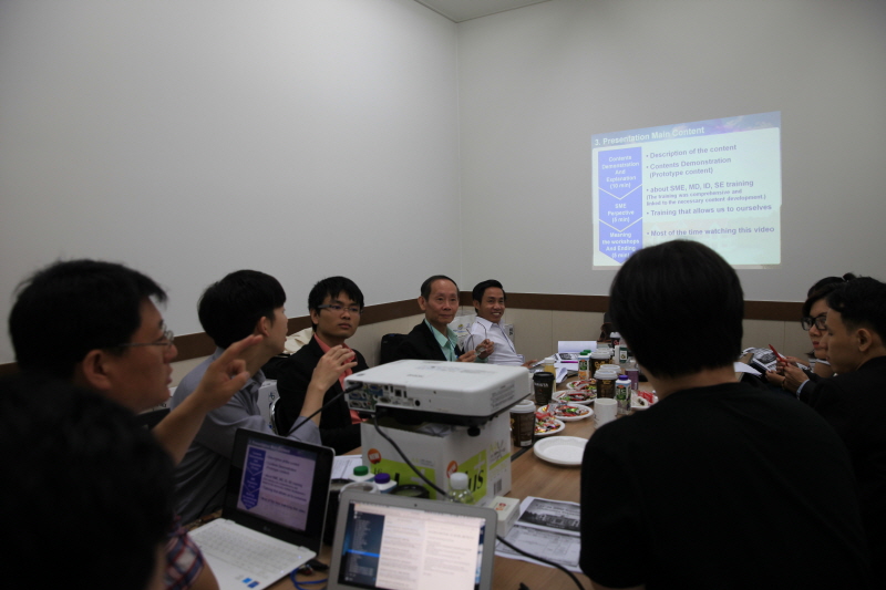 교수설계하는 관계자들 모습