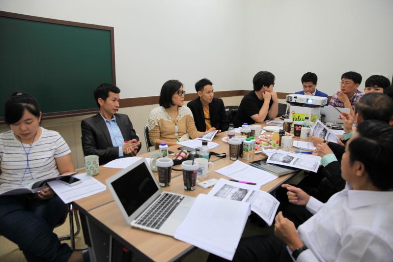 교수설계 회의하는 모습