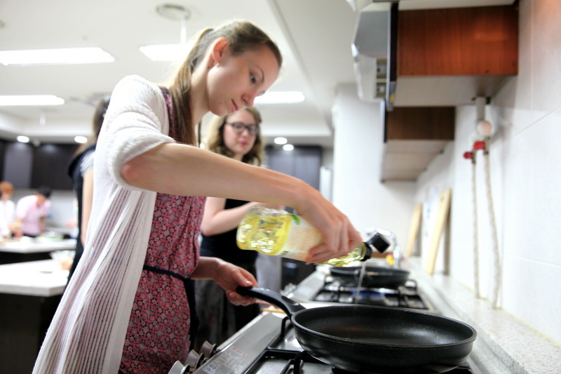 팬에 떡갈비 굽는 모습