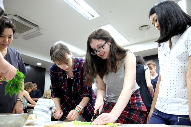 재료 손질하는 모습