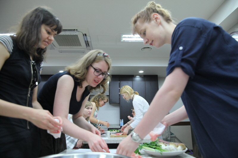 음식만들기 시작하는 학생들
