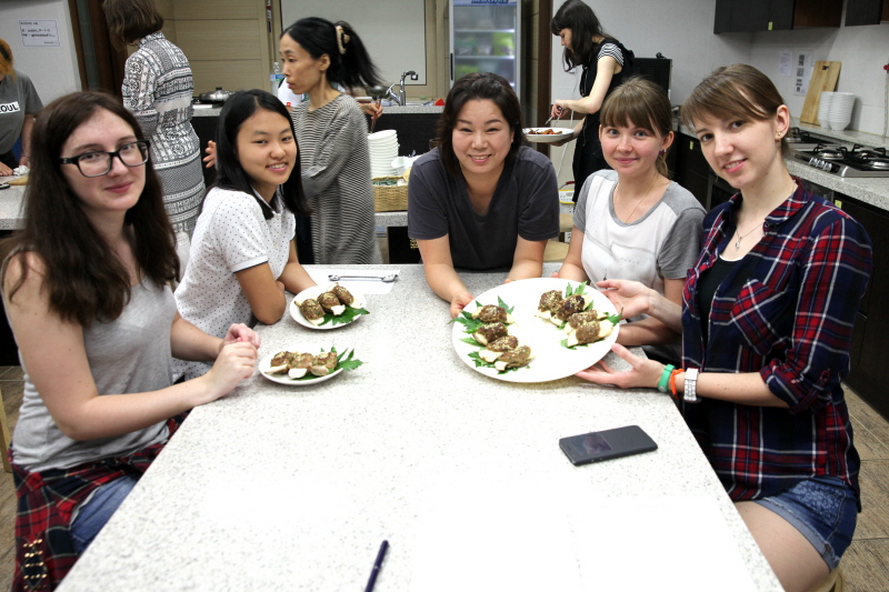 완성된 음식 들고 기념촬영