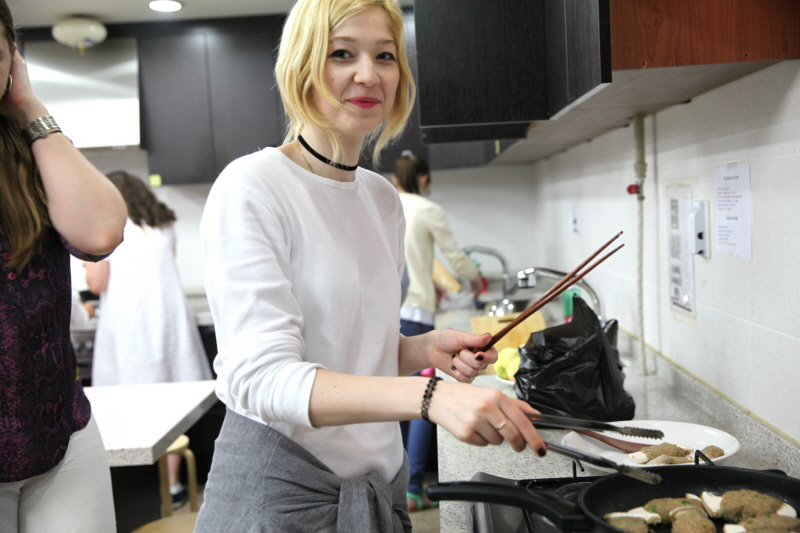 음식 조리하며 기념촬영