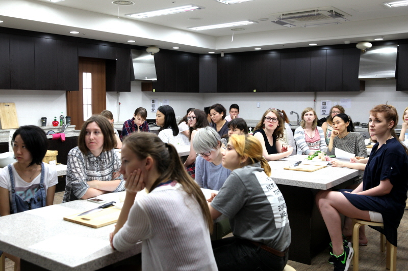 요리 방법 설명 듣는 학생들