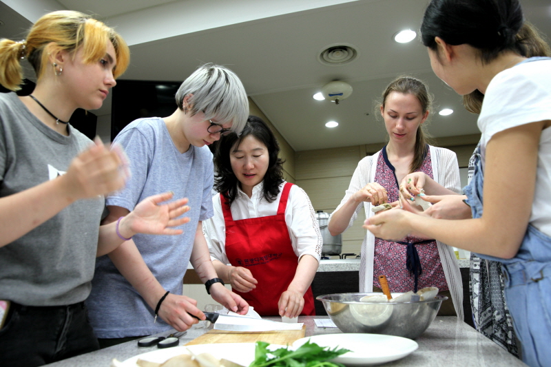 음식 만드는 학생들 모습