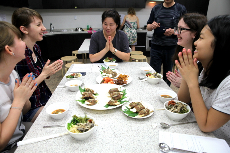 음식 시식 전 인사하는 모습