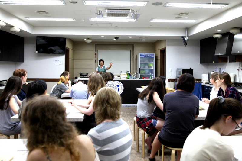 선생님의 설명을 귀담아 듣는 학생들