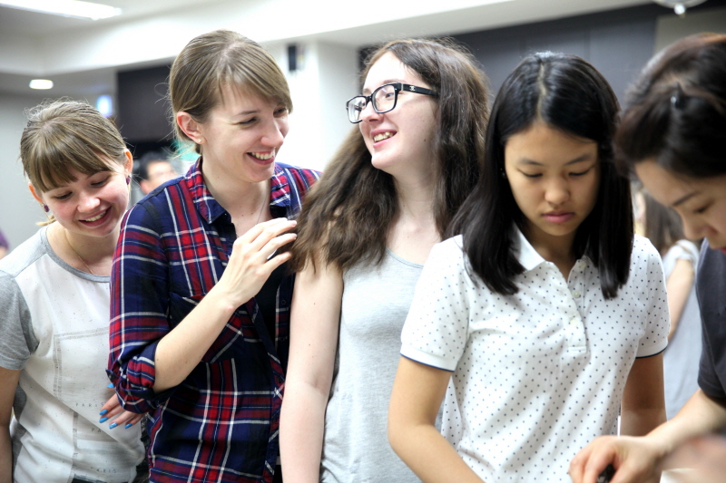 담소를 나누는 학생들 모습