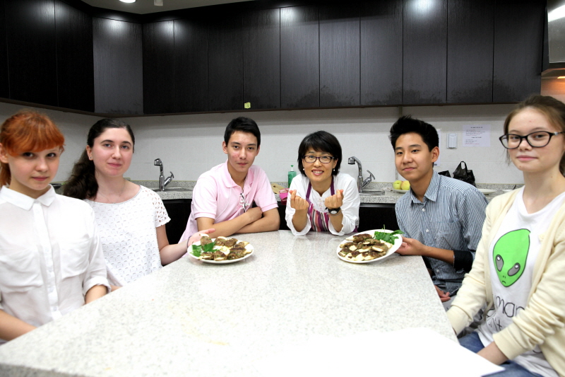 완성된 음식과 함께 기념촬영