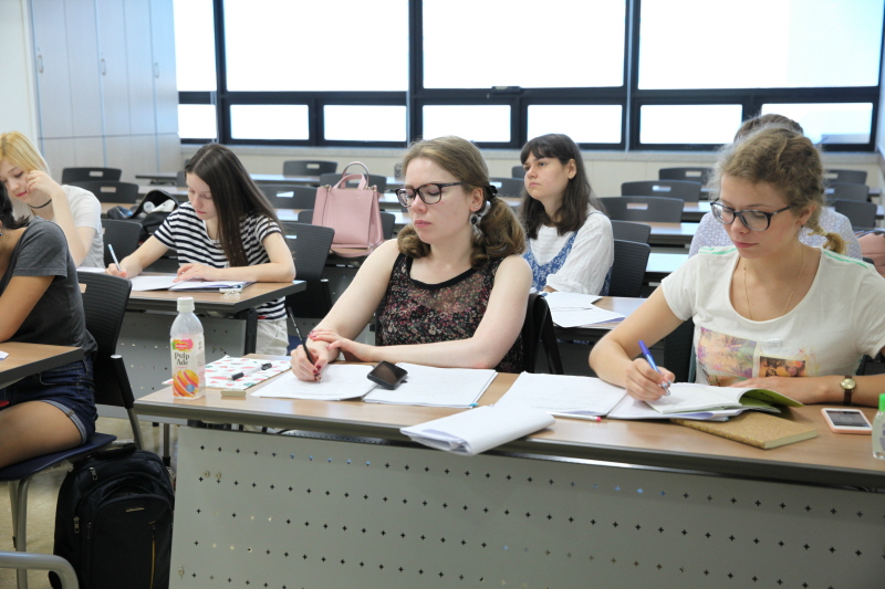 한국어 교육 수업 듣는 학생들