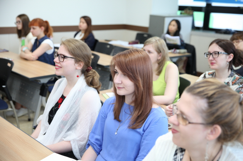 인사말 경청하는 모스크바 학생들