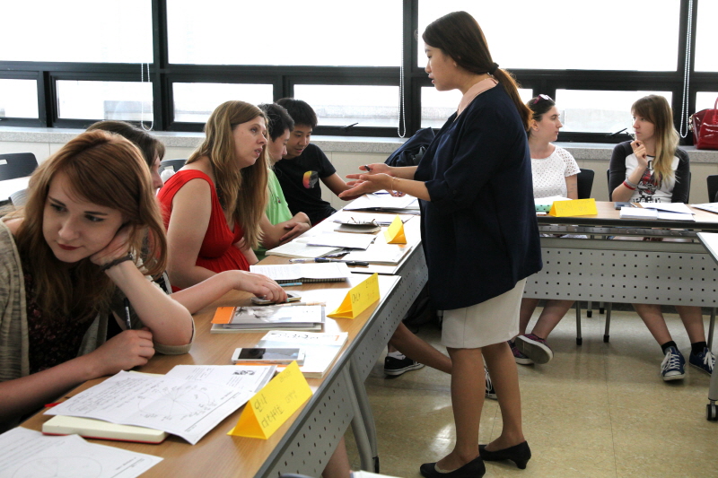 한국어 발음 연습하는 학생들