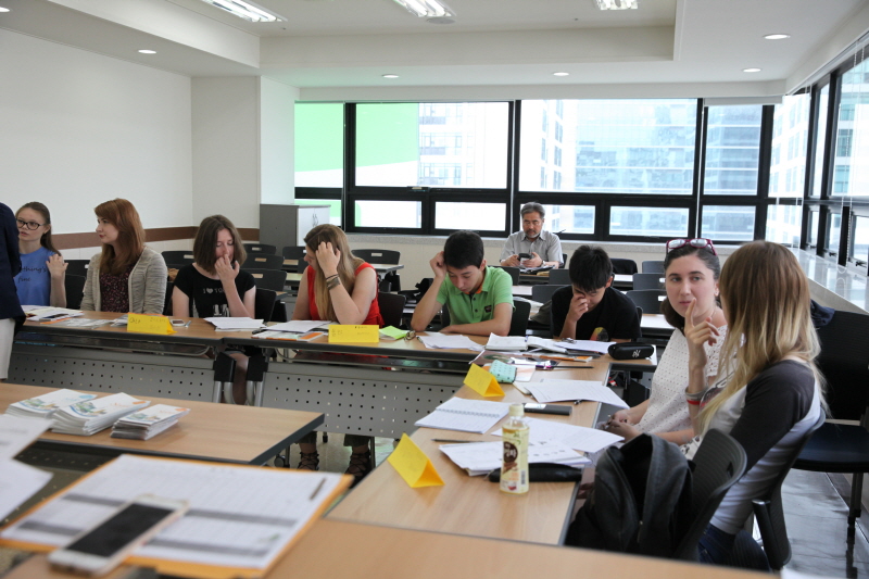 한국어 대화 연습하는 학생들