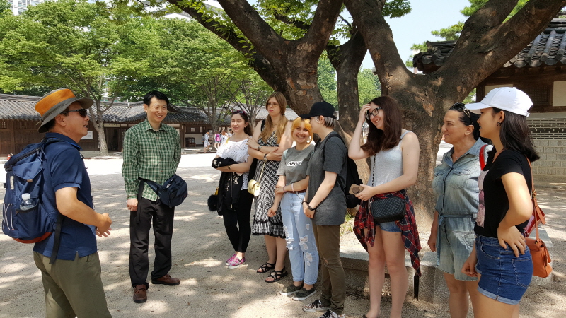 북촌마을 탐방을 즐거워하는 학생들 모습