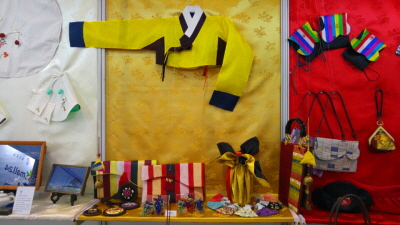 다양한 공예품이 전시되어 있다