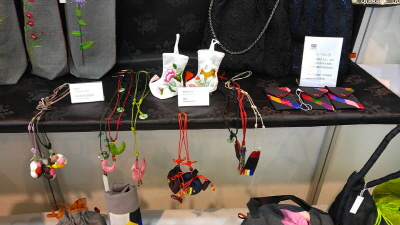 학생들이 만든 공예품이 전시되어 있다