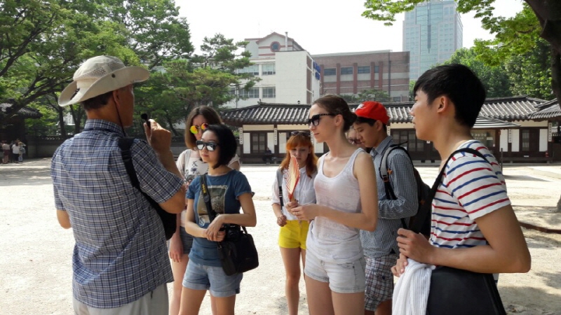 설명을 듣는 학생들