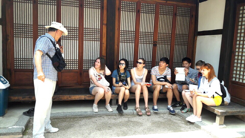 툇마루에 앉아 보는 학생들