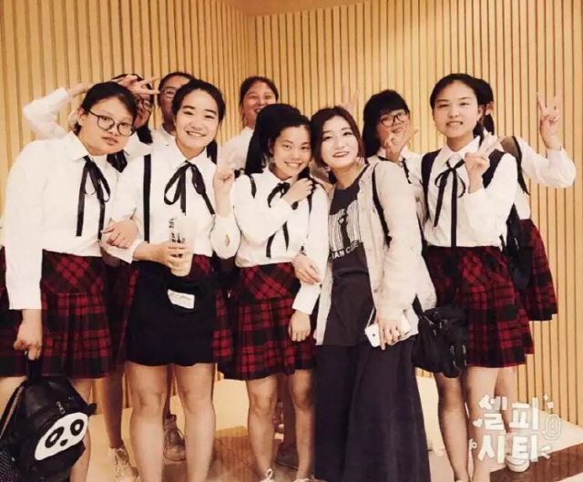 대회에 참가한 학생들과 이은영씨 기념촬영