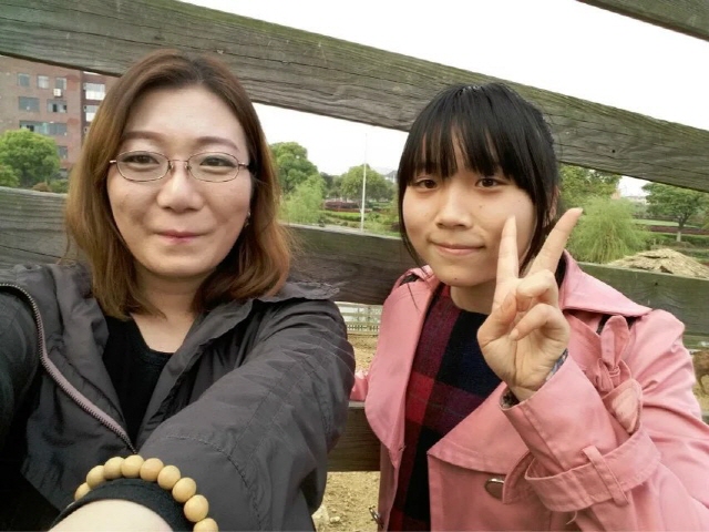 야외수업 중 셀카찍는 이은영 씨와 학생