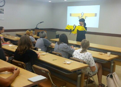 누비저고리 설명 듣는 학생들