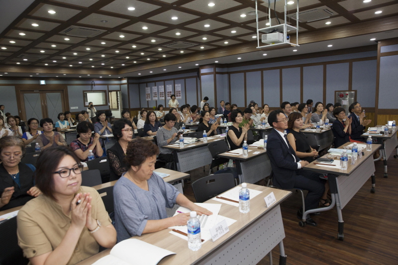 발표를 경청하는 학생들