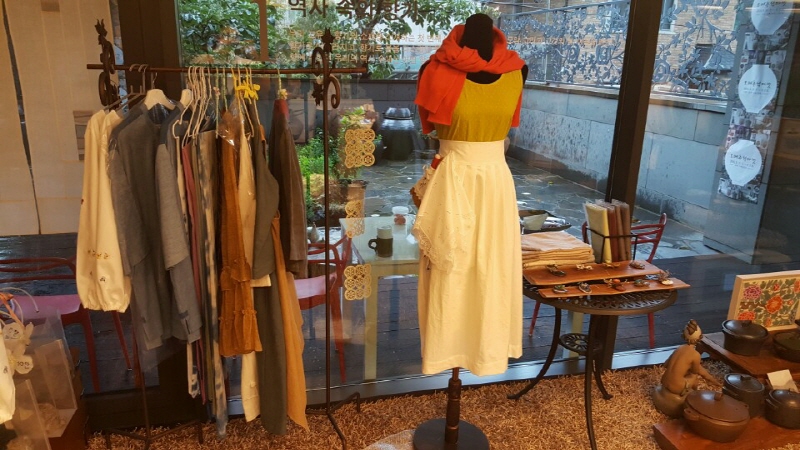 전시된 한복 작품