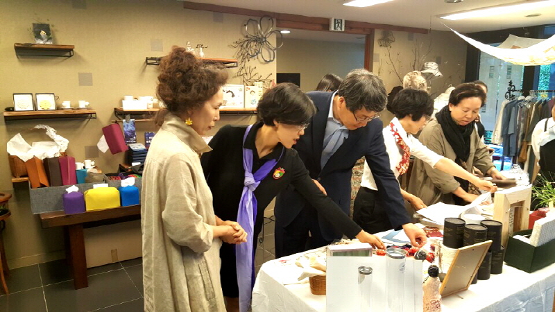 전시를 둘러보는 남궁문 총장과 교수님들