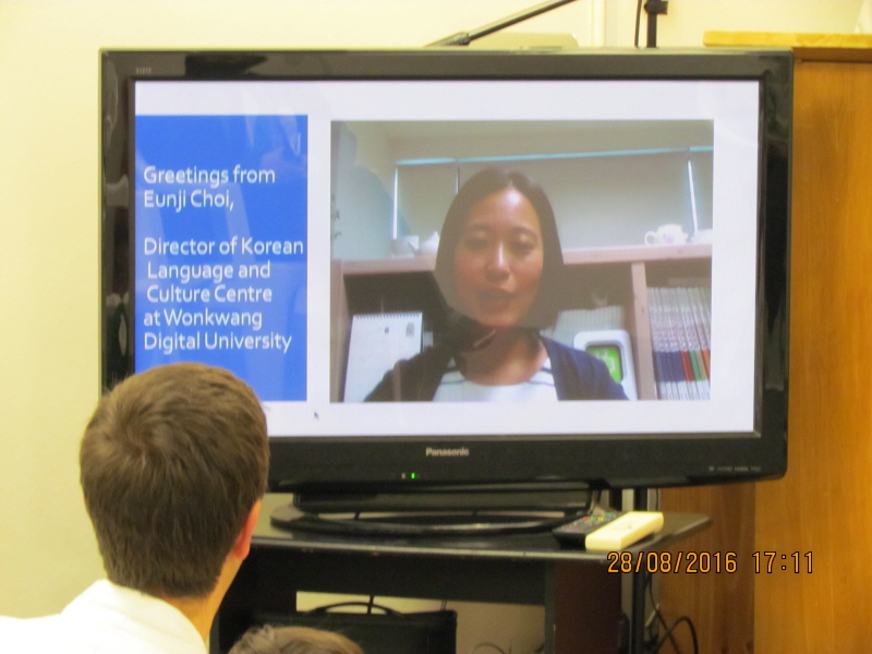 뉴질랜드 한국어문화센터에서 한국에 있는 최은지 교수의 강의 보는 사진