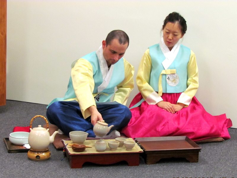 뉴질랜드 한국어문화센터 학생들이 한복입고 다도를 체험하는 사진 1