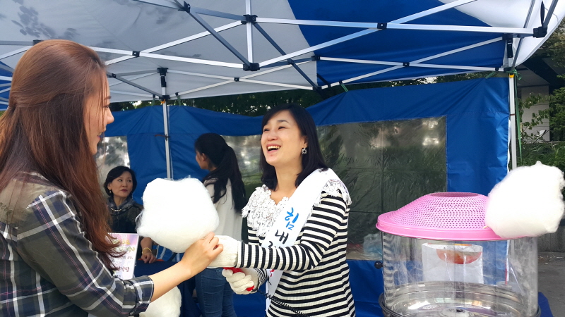 솜사탕을 나눠주는 모습