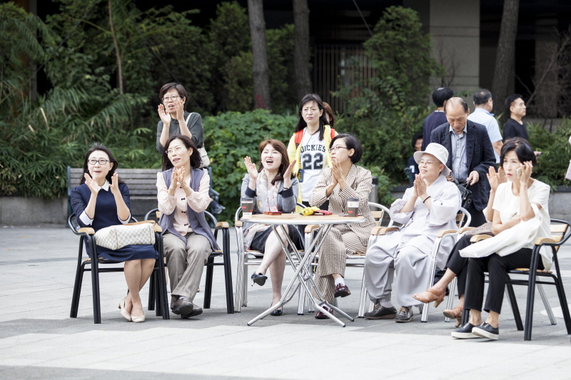 공연을 즐기는 관람객들 모습