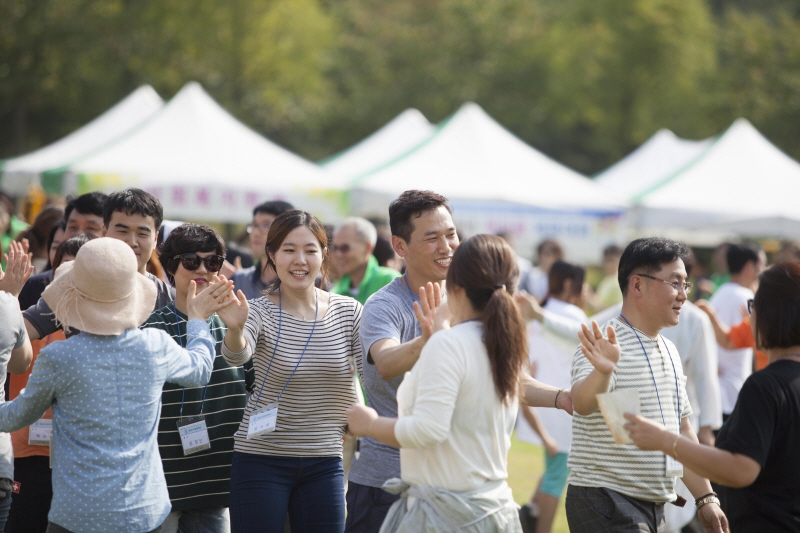서로 손뼉을 치는 학생들