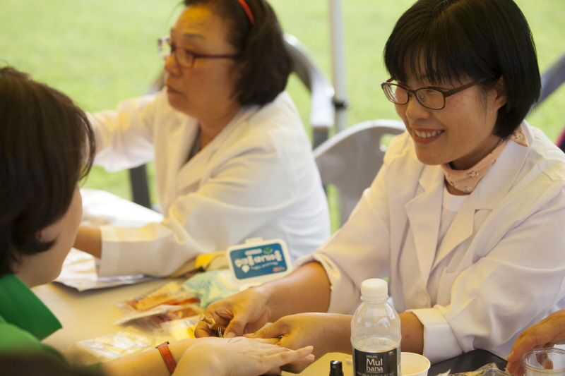 수지침 체험 모습