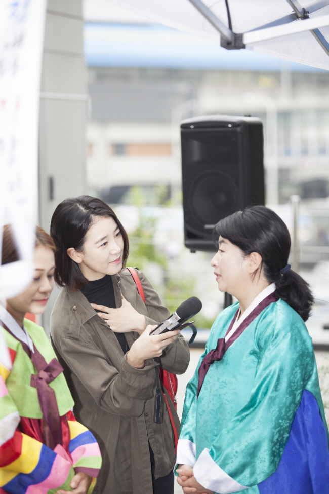 인터뷰 중 한복에 대해 설명하는 모습