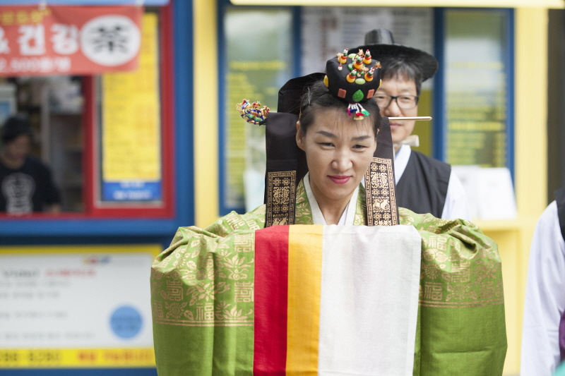 혼례복식을 착용한 신부 모습