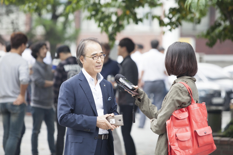 인터뷰 진행 모습